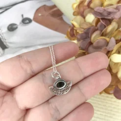 Collar Trisu · 3 Piedras -Alvent Tienda de ventas collarmediomandalaonix scaled